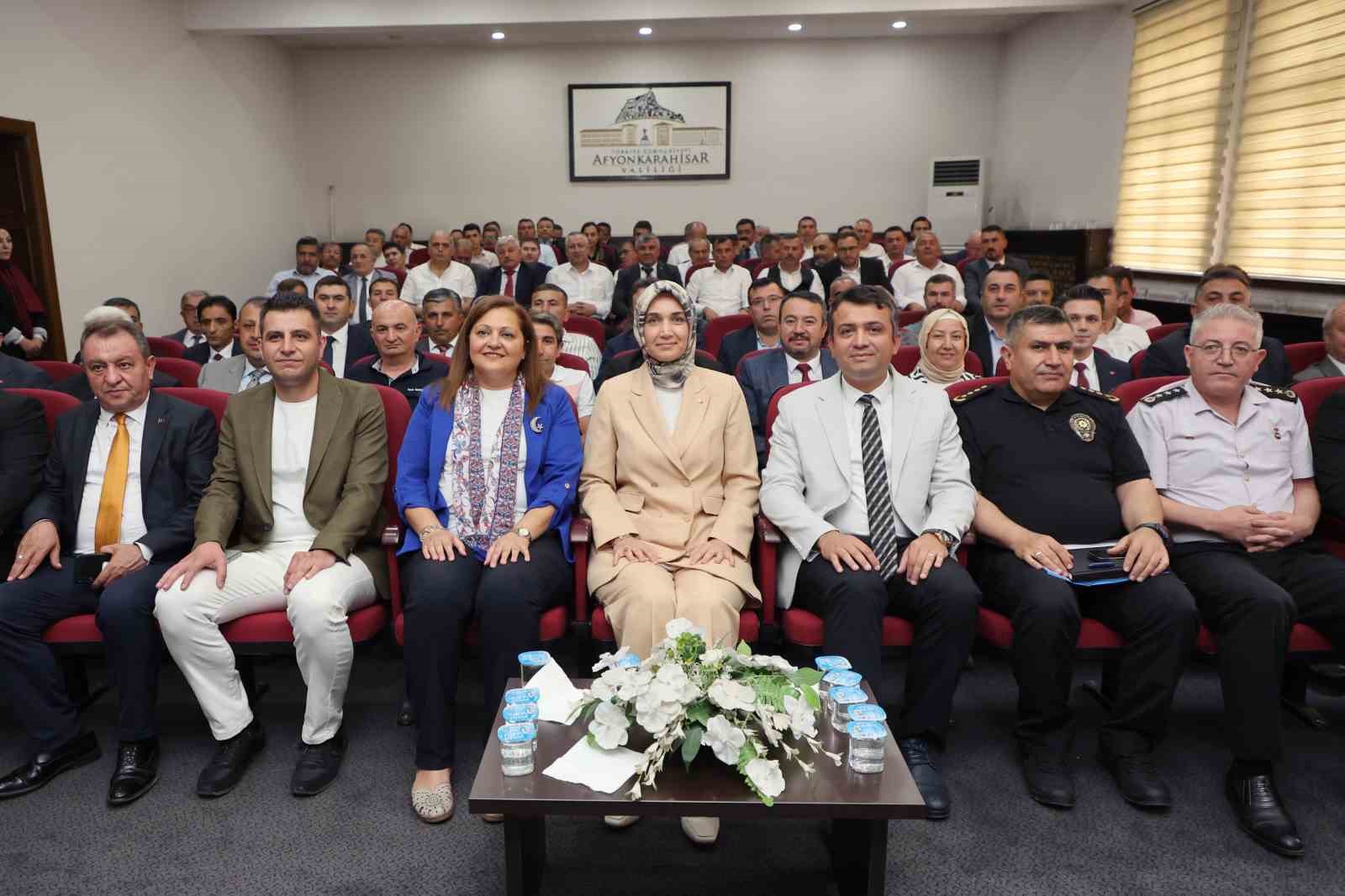 Afyonkarahisar Valisi Doç. Dr. Kübra Güran Yiğitbaşı, belediye başkanlarına seslenerek,