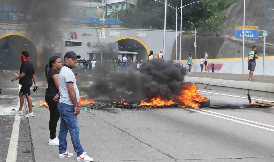 Venezuela’da muhalefet destekçileri Pazar günü gerçekleştirilen seçimlerde Nicolas Maduro’nun yeniden