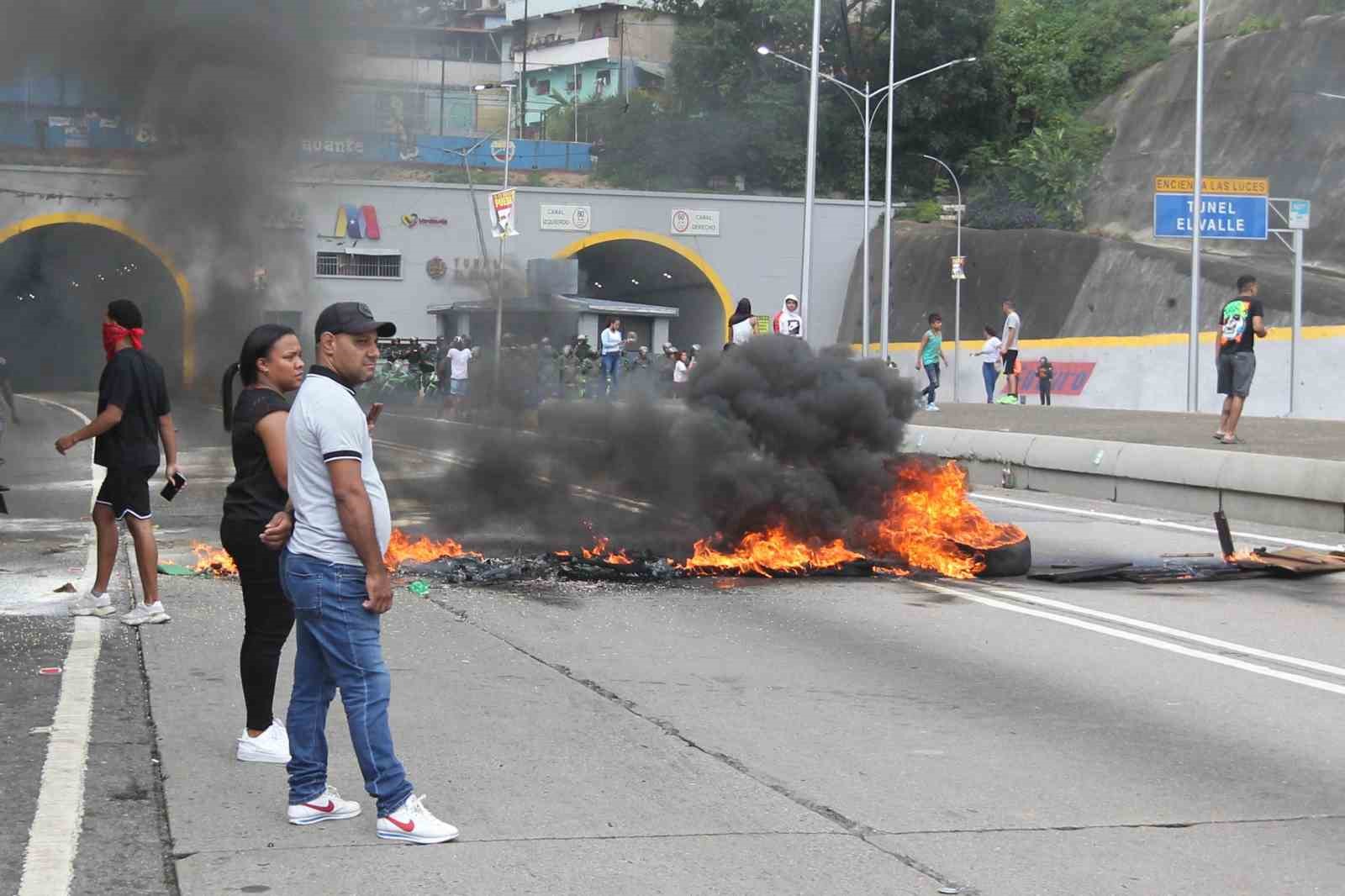 Venezuela’da muhalefet destekçileri Pazar günü gerçekleştirilen seçimlerde Nicolas Maduro’nun yeniden