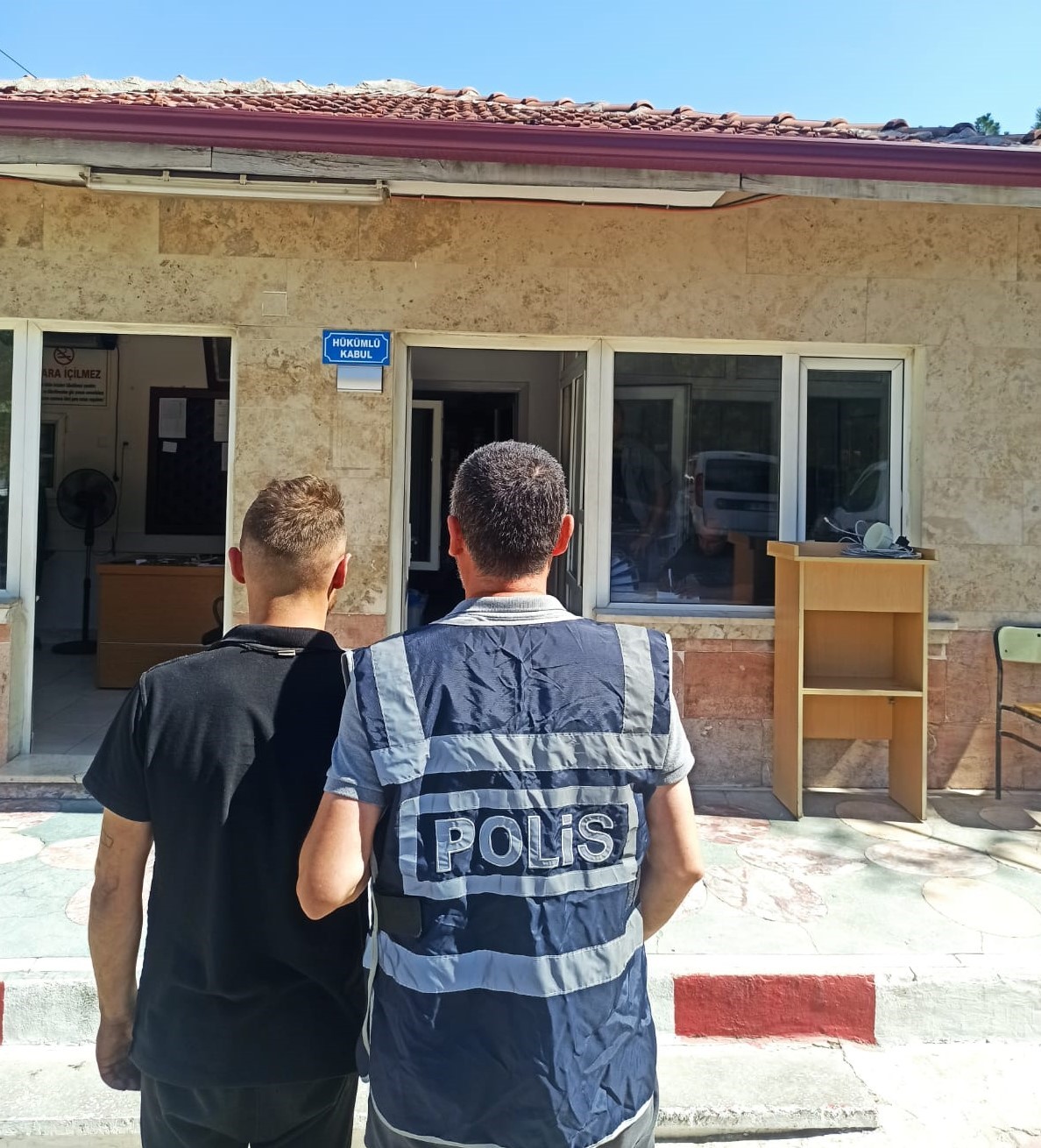 Afyonkarahisar’da 1 yıl 8 ay hapis cezasıyla aranan şahıs polis