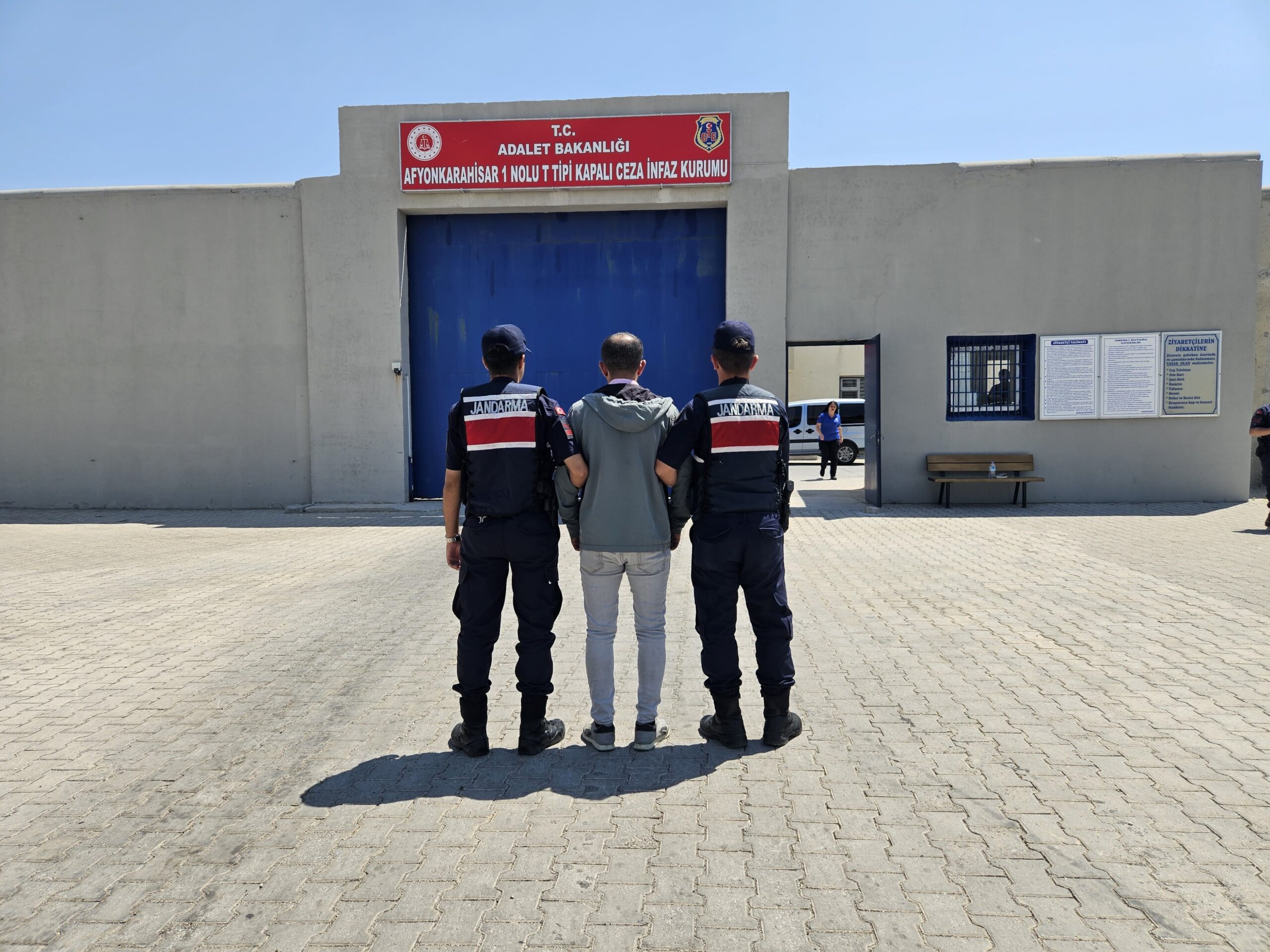 Afyonkarahisar’da 6 suç kaydı ile 19 yıl hapis cezasıyla aranan