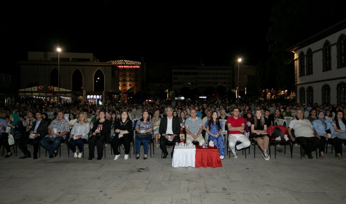 Afyonkarahisar Belediyesi’nin düzenlediği açık hava sinema etkinliklerinde “Kesişme; İyi ki