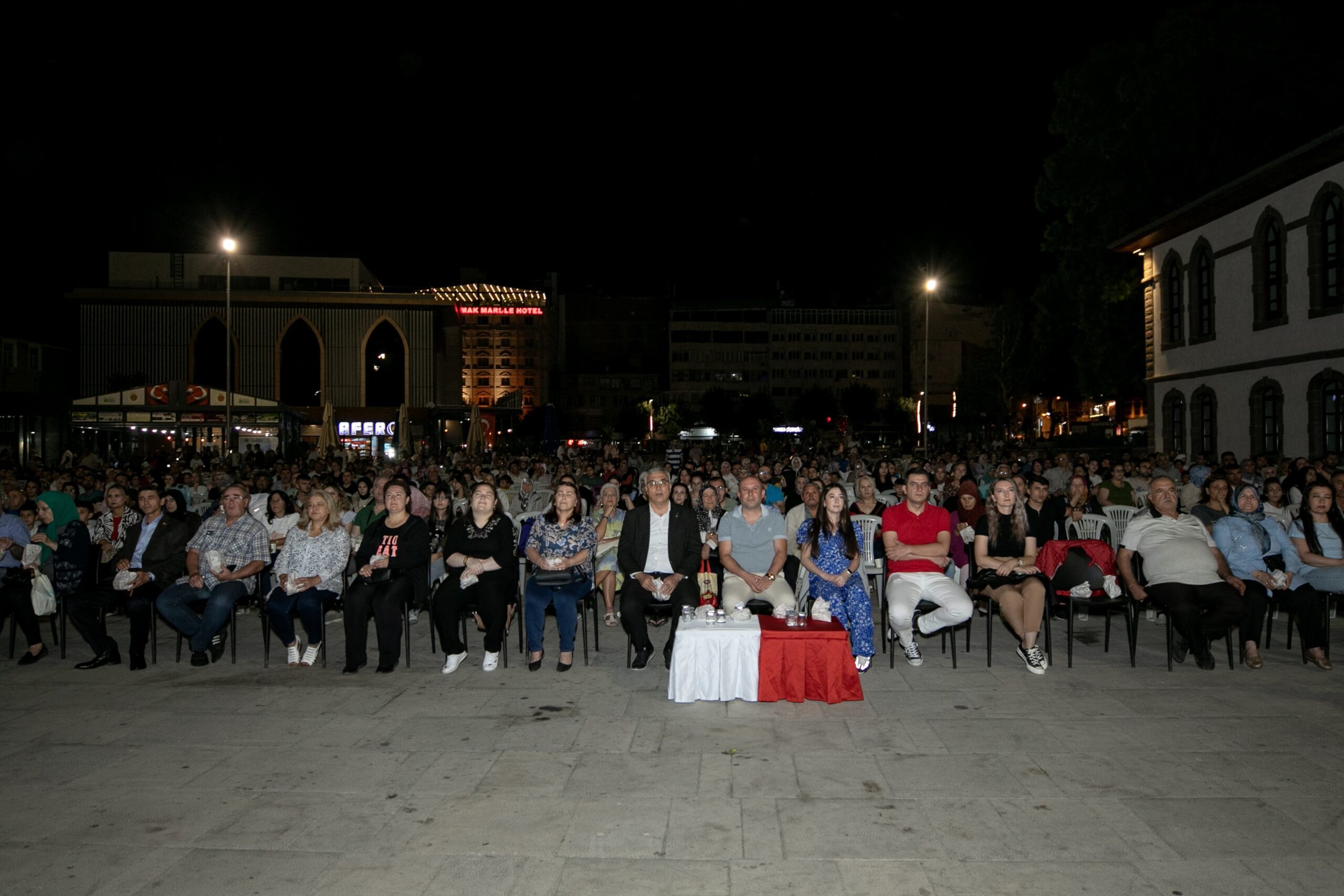 Afyonkarahisar Belediyesi’nin düzenlediği açık hava sinema etkinliklerinde “Kesişme; İyi ki