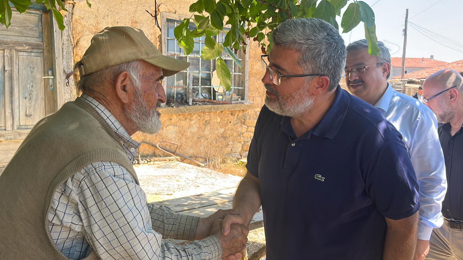 Afyonkarahisar’ın ilçelerinde vatandaşlarla buluşan AK Parti Afyonkarahisar Milletvekili Ali Özkaya,