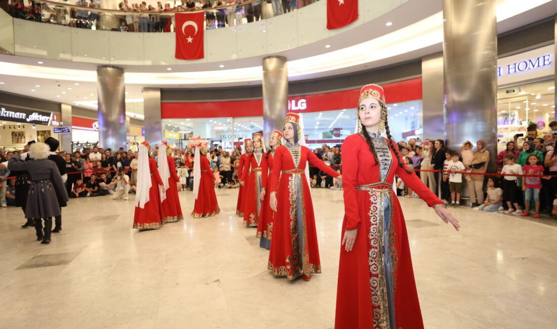 Afyonkarahisar Belediyesi tarafından düzenlenen Uluslararası Zafer Halk Oyunları Festivali, Park