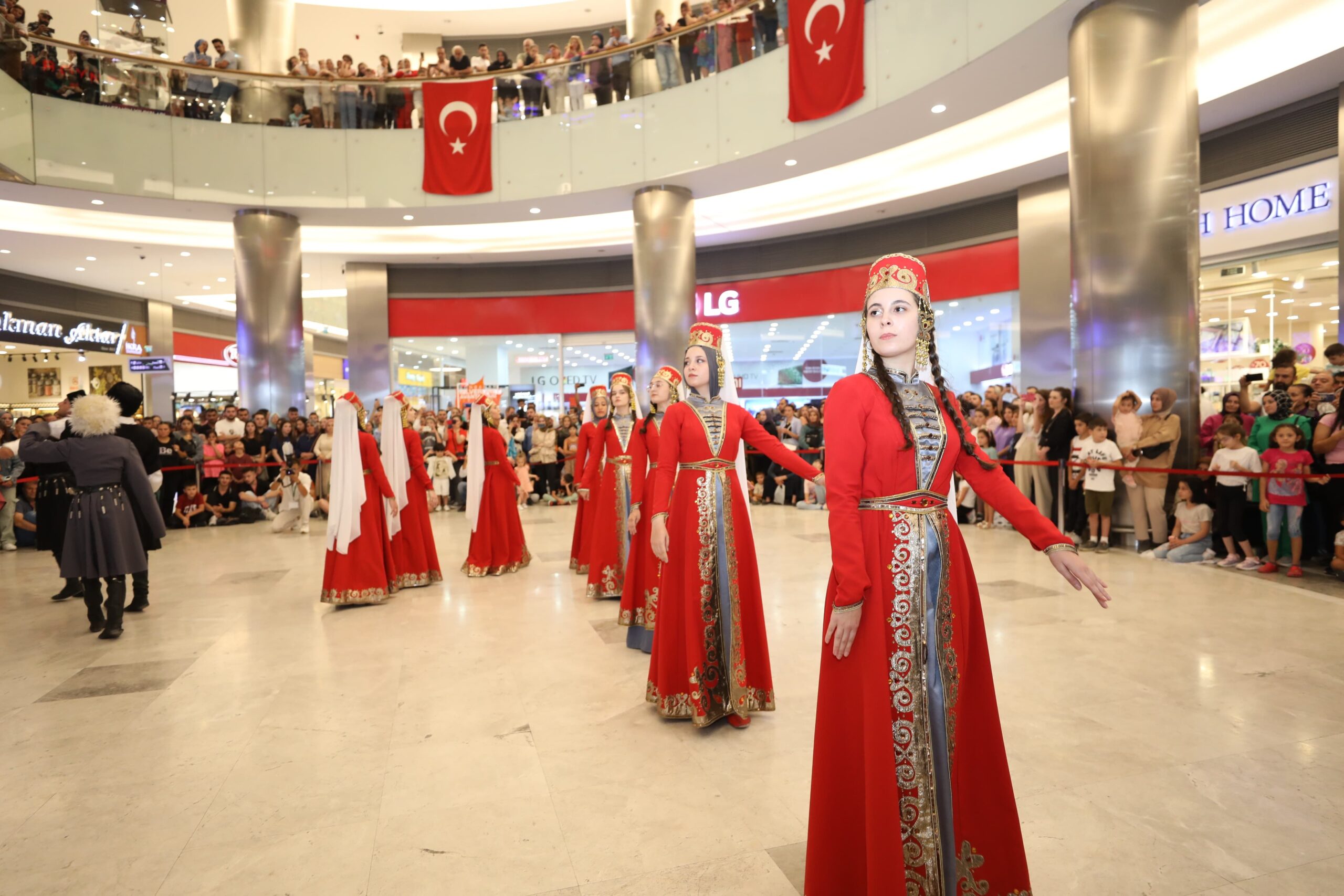 Afyonkarahisar Belediyesi tarafından düzenlenen Uluslararası Zafer Halk Oyunları Festivali, Park