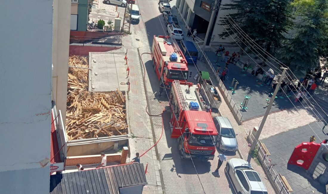 Afyonkarahisar’da 7 katlı apartmanın çatısında çıkan yangın büyük paniğe neden