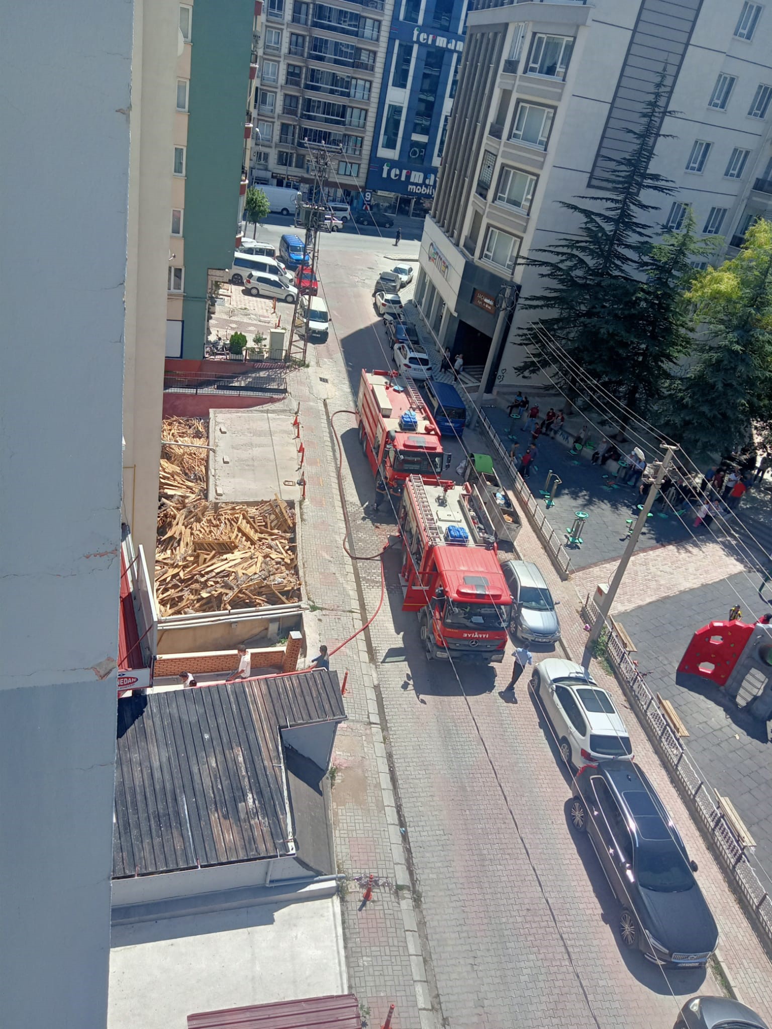 Afyonkarahisar’da 7 katlı apartmanın çatısında çıkan yangın büyük paniğe neden