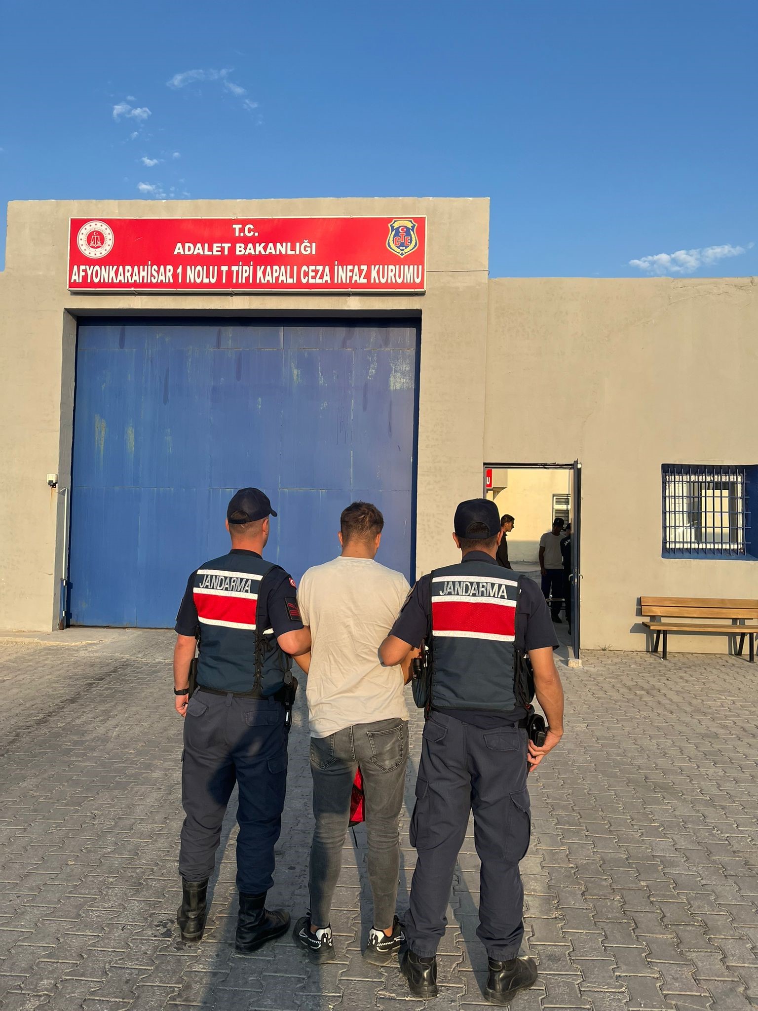 Afyonkarahisar’da 3 yıl 1 ay 15 gün hapis cezasıyla aranan