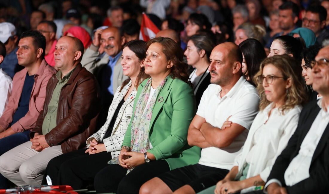 Zafer Haftası’nın coşkusu, Tolga Çandar’ın Akarçay’da verdiği muhteşem konserle doruğa