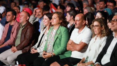 Zafer Haftası’nın coşkusu, Tolga Çandar’ın Akarçay’da verdiği muhteşem konserle doruğa