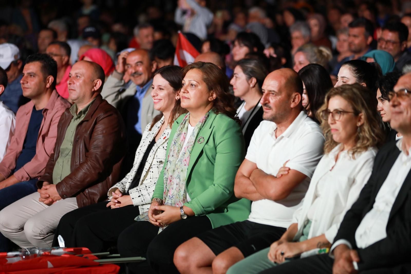Zafer Haftası’nın coşkusu, Tolga Çandar’ın Akarçay’da verdiği muhteşem konserle doruğa