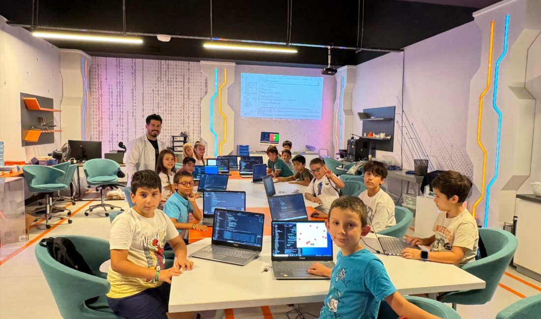   Antalya Bilim Merkezi’ndeki robotik kodlama atölyesine katılan 8-14 yaş