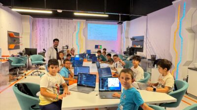   Antalya Bilim Merkezi’ndeki robotik kodlama atölyesine katılan 8-14 yaş