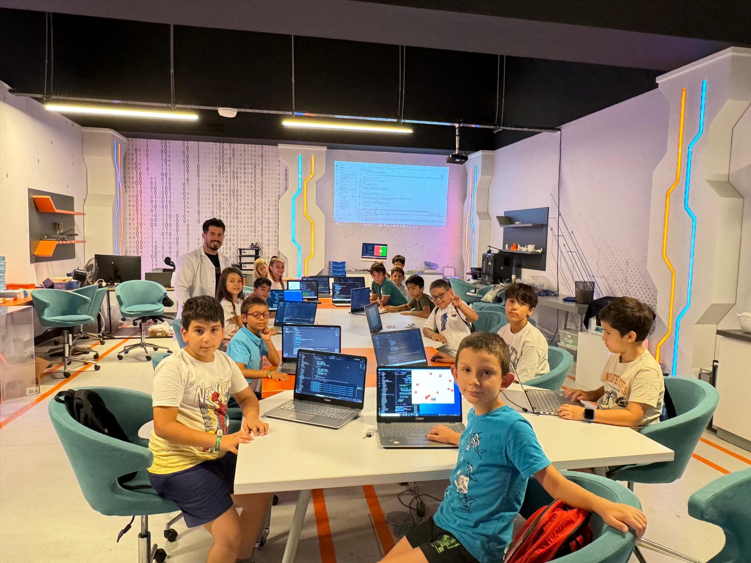   Antalya Bilim Merkezi’ndeki robotik kodlama atölyesine katılan 8-14 yaş