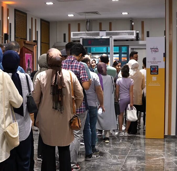 Erzurum’da düzenlenen Kültür Yolu Festivali, ünlü sanatçı Gökhan Ünver’in sahne