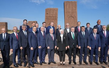 İçişleri Bakanı: Ahlat, Türk Milletinin Tarihi ve Kültürel Köklerindeki Bir Hazinedir İçişleri Bakanı Ali Yerlikaya, Ahlat’la ilgili yaptığı açıklamada, bu bölgenin