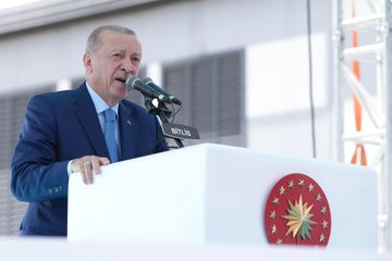Açılış töreninin ardından Yılmaz, Selçuklu Meydan Mezarlığı’nı ziyaret ederek Sultan