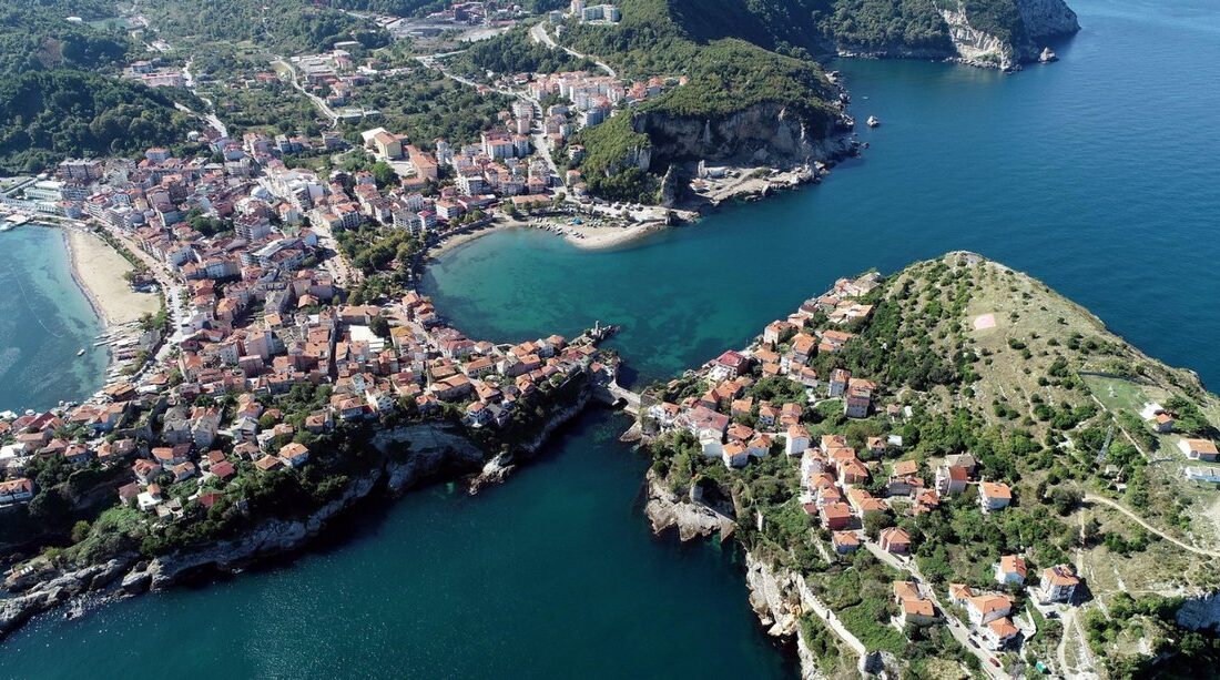 Amasra, 6.600 nüfuslu bir sahil şehri olmasına rağmen, her yıl