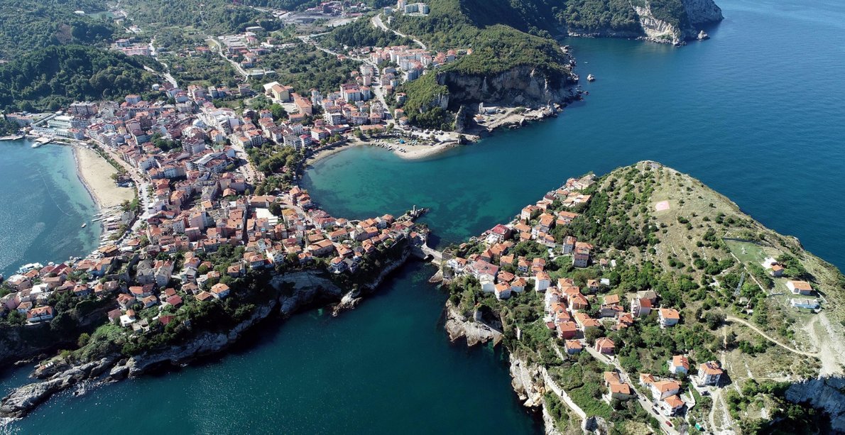 Amasra, 6.600 nüfuslu bir sahil şehri olmasına rağmen, her yıl