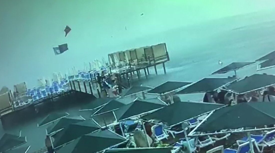 Fırtına, Kemer’de plaj alanlarını olumsuz etkileyerek şezlong ve şemsiyeleri uçurdu.