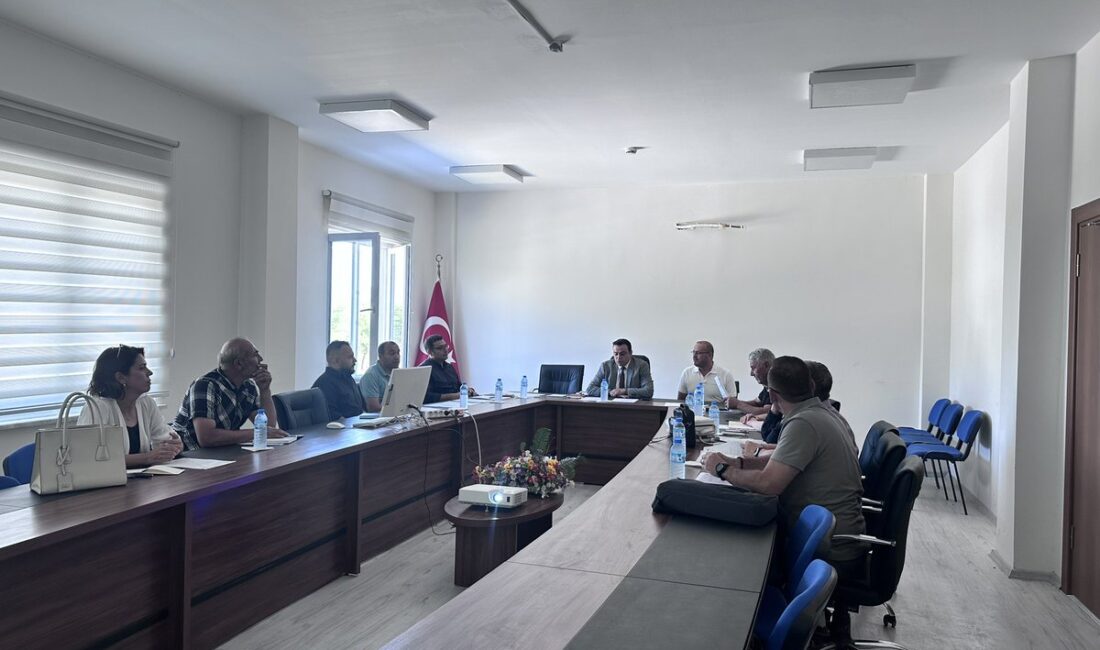 Evciler Kaymakamı ve İlçe Milli Eğitim Müdürü, 2024-2025 Eğitim Öğretim Yılı Değerlendirme Toplantısı Düzenledi Evciler Kaymakamı Halil Senes, İlçe Milli Eğitim Müdürü Rıza Erkut