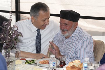 İçişleri Bakanı Ali Yerlikaya Ahıska Türkü Mizam Dedemiz ile Bir Araya Geldi İçişleri Bakanı Ali Yerlikaya, Ahıska Türkü Mizam Dedemiz ile Ahlat’ta