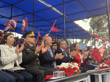 Afyonkarahisar’ın düşman işgalinden kurtuluşunun 102. yıl dönümü, kent meydanında gerçekleştirilen
