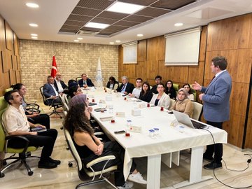 Kamu Denetçiliği Kurumu’nun Başkanı Şeref Malkoç, Ankara Üniversitesi Deniz Hukuku Ulusal Araştırma Merkezini Ziyaret Etti Kamu Denetçiliği Kurumu’nun Başkanı, Sayın Şeref Malkoç, Ankara Üniversitesi Deniz