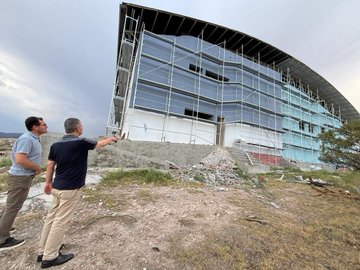 Emirdağ Belediyesi, ilçe spor alanındaki olanakları artırmak amacıyla 500 kişilik