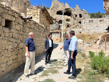 Kaymakam İsmail Bildirici, Ayazini Köyü’ndeki Kilitli Parke Yol Yapım Çalışmalarını İnceledi Kaymakam İsmail Bildirici, Ayazini Köyü’nde gerçekleştirdiği ziyaret sırasında köyde devam