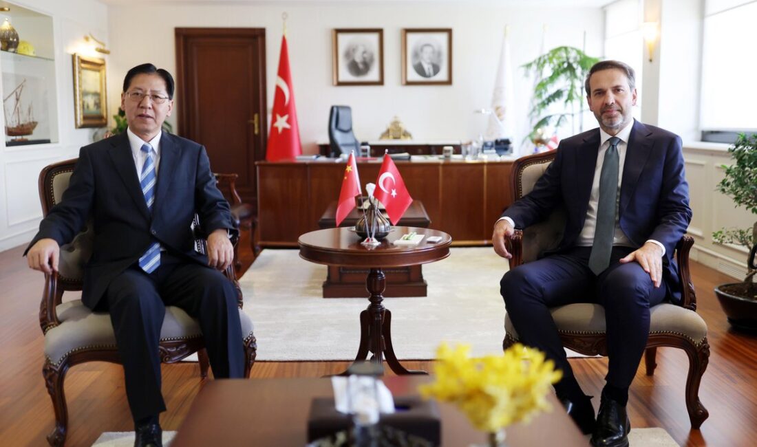 T.C. Enerji ve Tabii Kaynaklar Bakanı Alparslan Bayraktar, Çin Büyükelçisi ile Önemli Bir Görüşme Gerçekleştirdi T.C. Enerji ve Tabii Kaynaklar Bakanı Alparslan Bayraktar, Çin Halk