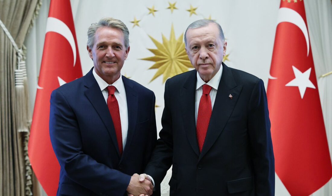 ABD Büyükelçisi Flake, Türkiye Cumhurbaşkanı Recep Tayyip Erdoğan ile Görüştü ABD Büyükelçisi Jeff Flake, Türkiye Cumhurbaşkanı Recep Tayyip Erdoğan ile