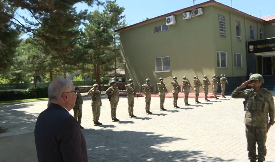 Hakkâri’de, T.C. Millî Savunma Bakanı Yaşar Güler, ilgili askeri yetkililerle
