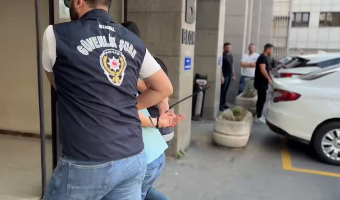 İstanbul’da sosyal medyada yayımlanan görüntülerde metroda bir çocuğa şiddet uygulandığı