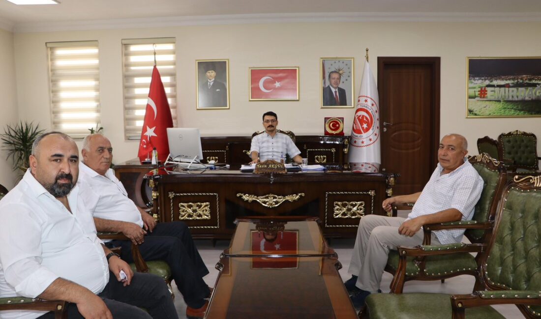 Kaymakam Yasin Akgül, Şoförler Odası Başkanı Hayri Soysal ile birlikte