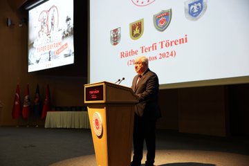 Türk Silahlı Kuvvetleri personeli, rütbe terfi töreninde bir üst rütbeye