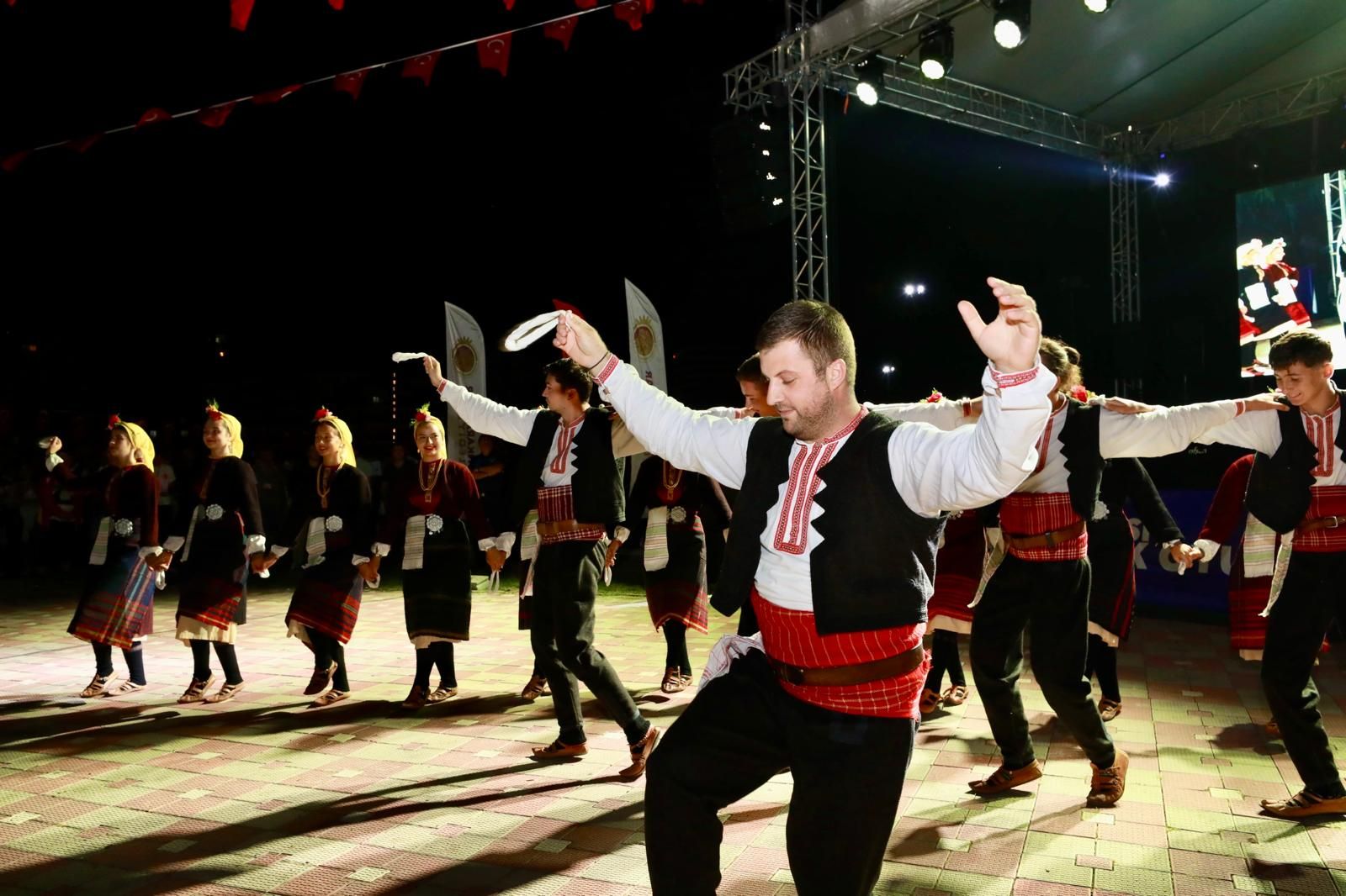 Afyonkarahisar’da Zafer Haftası etkinlikleri kapsamında düzenlenen Uluslararası Halk Oyunları gösterileri,