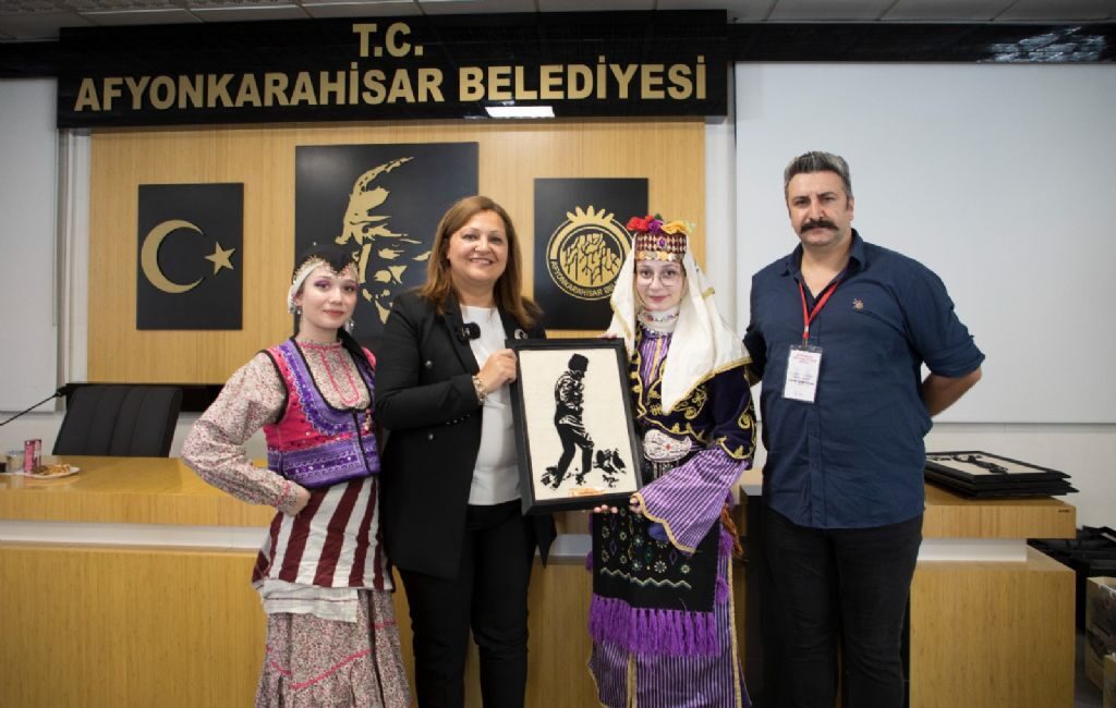 Afyonkarahisar Belediyesi, Zafer Haftası etkinlikleri çerçevesinde Uluslararası Halkoyunları Ekiplerini Belediye