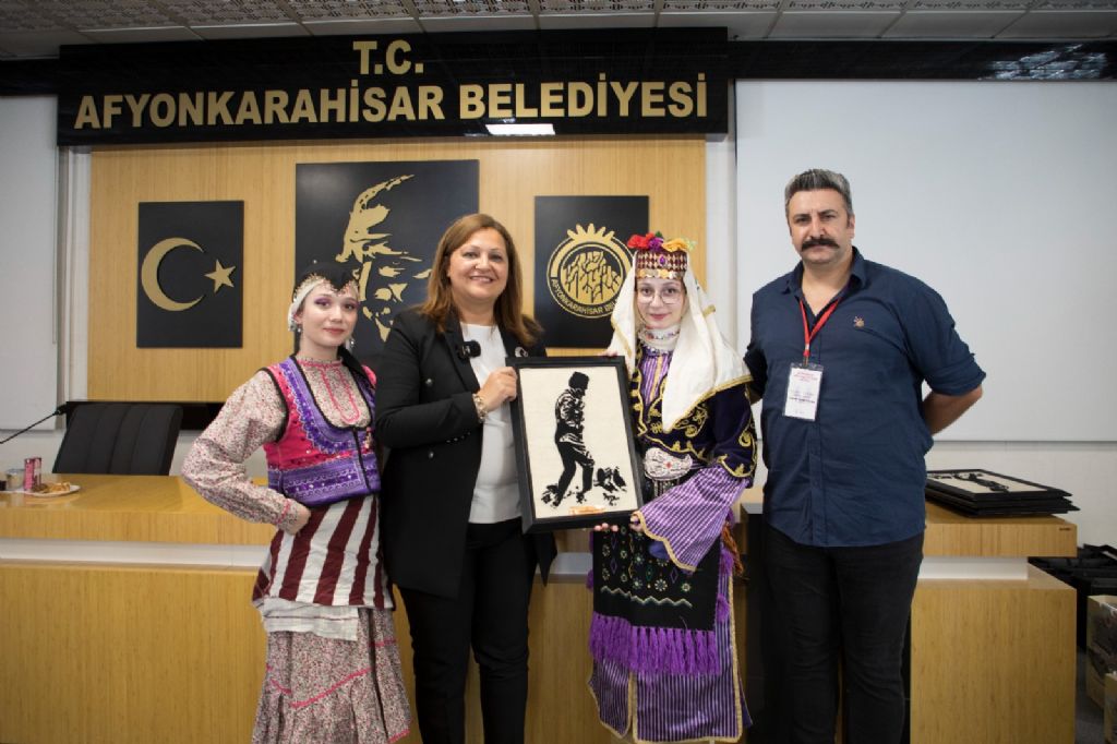Afyonkarahisar Belediyesi, Zafer Haftası etkinlikleri çerçevesinde Uluslararası Halkoyunları Ekiplerini Belediye
