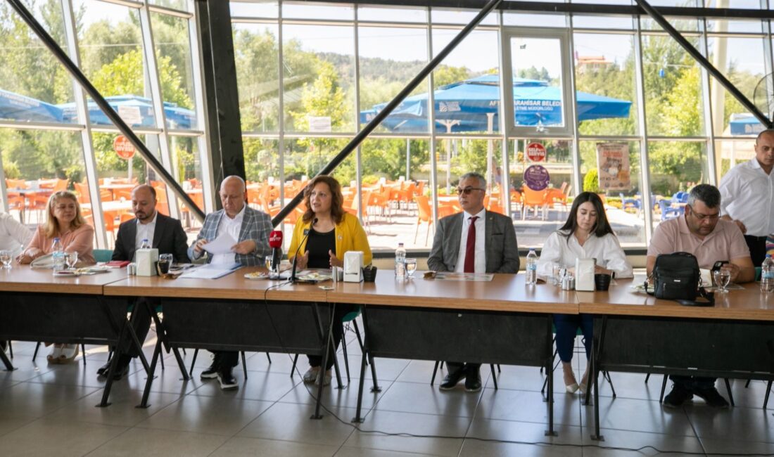 Afyonkarahisar Belediye Başkanı Burcu Köksal, yerel seçimlerin ardından muhtarlarla bir