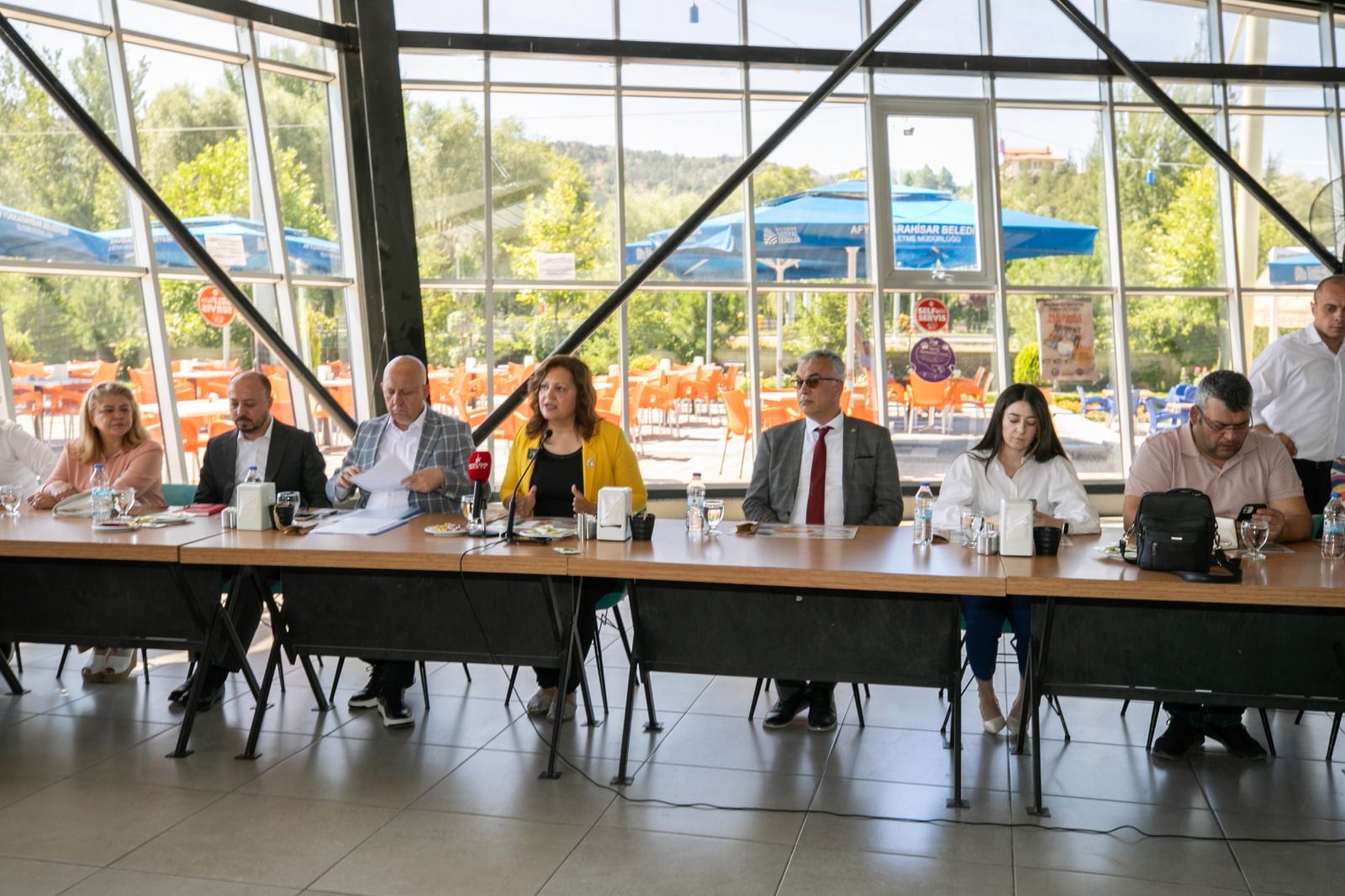 Afyonkarahisar Belediye Başkanı Burcu Köksal, yerel seçimlerin ardından muhtarlarla bir