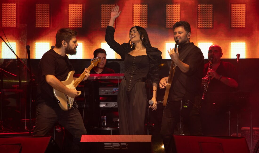 Sanatçı Elif Buse Doğan, CHP İl Başkanlığı tarafından düzenlenen konserde
