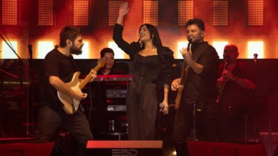 Sanatçı Elif Buse Doğan, CHP İl Başkanlığı tarafından düzenlenen konserde