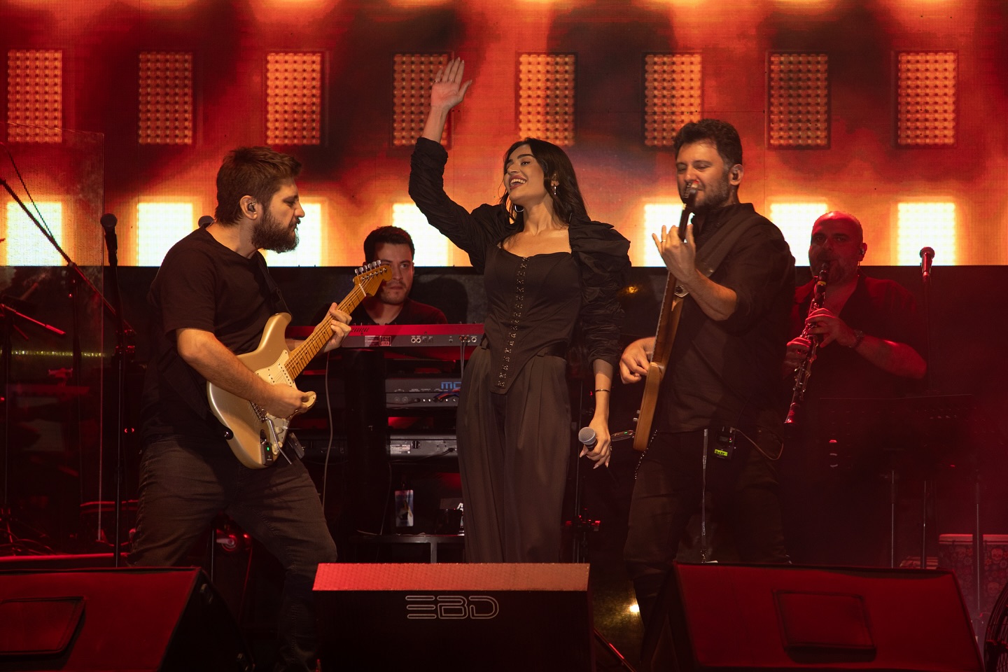 Sanatçı Elif Buse Doğan, CHP İl Başkanlığı tarafından düzenlenen konserde