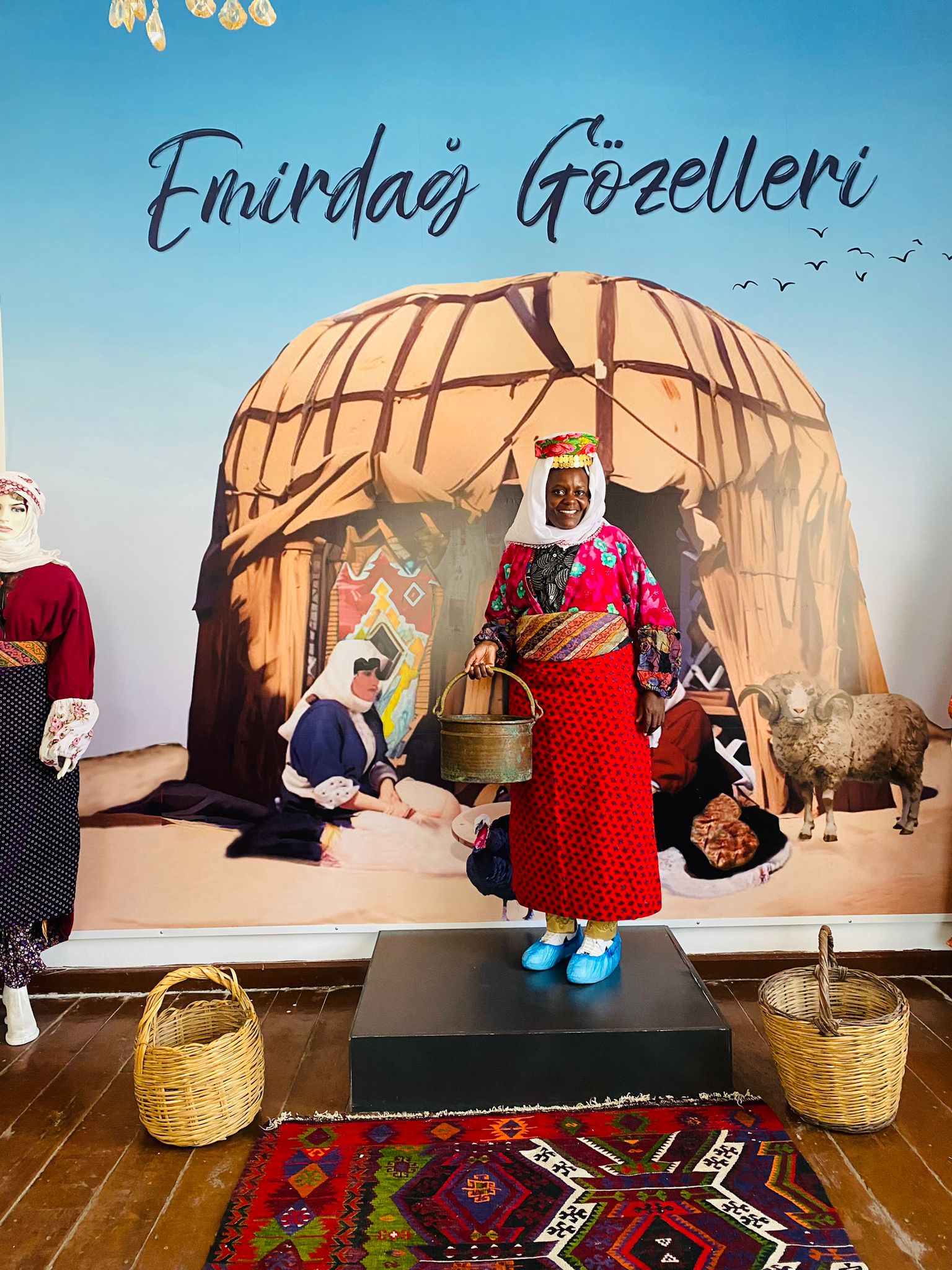 Emirdağ Kültür Evi, yurt içinden ve yurt dışından gelen misafirlerini