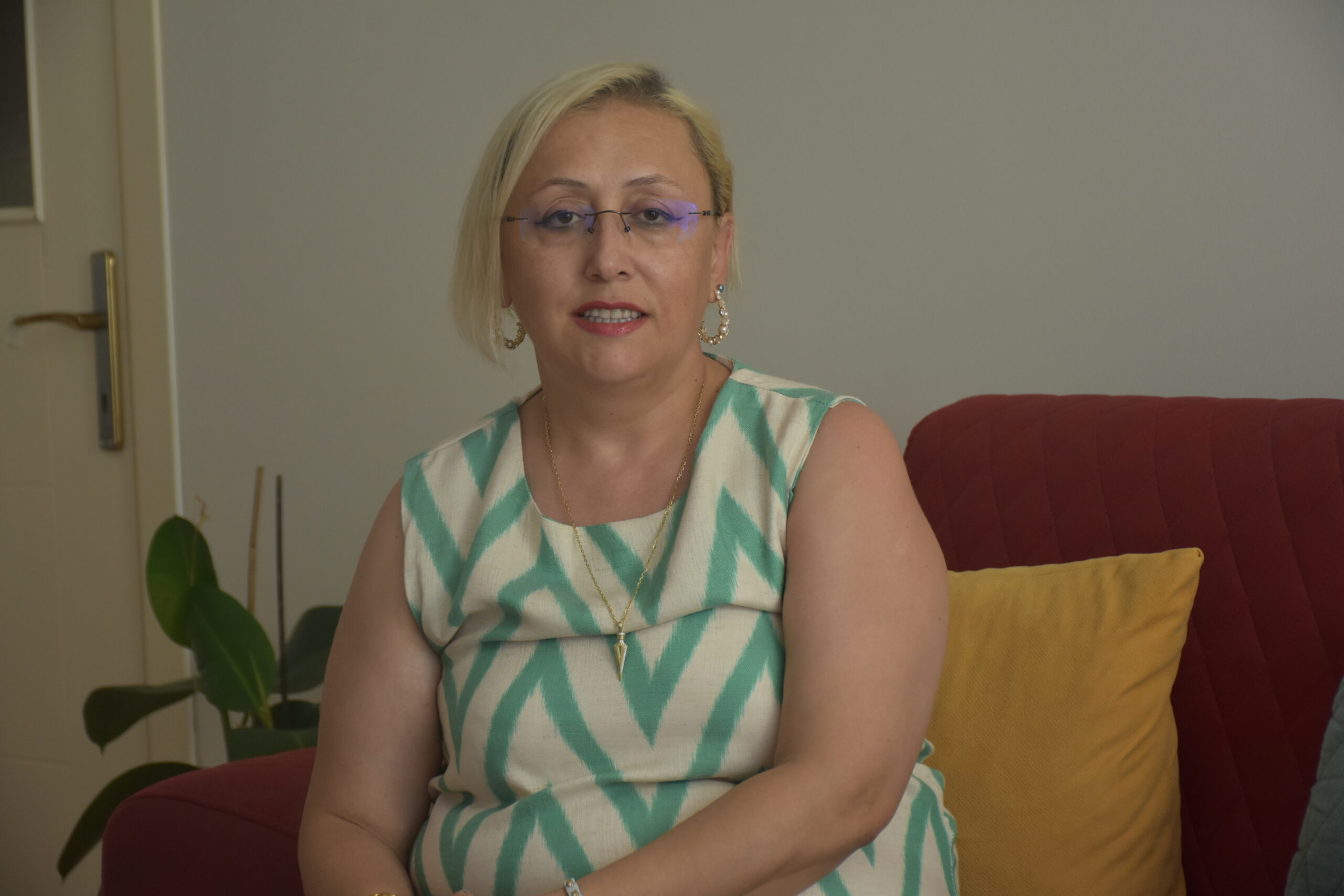 Afyonkarahisar’da 47 yaşındaki Ayla Çınar, lise yıllarında aynı sırayı paylaştığı