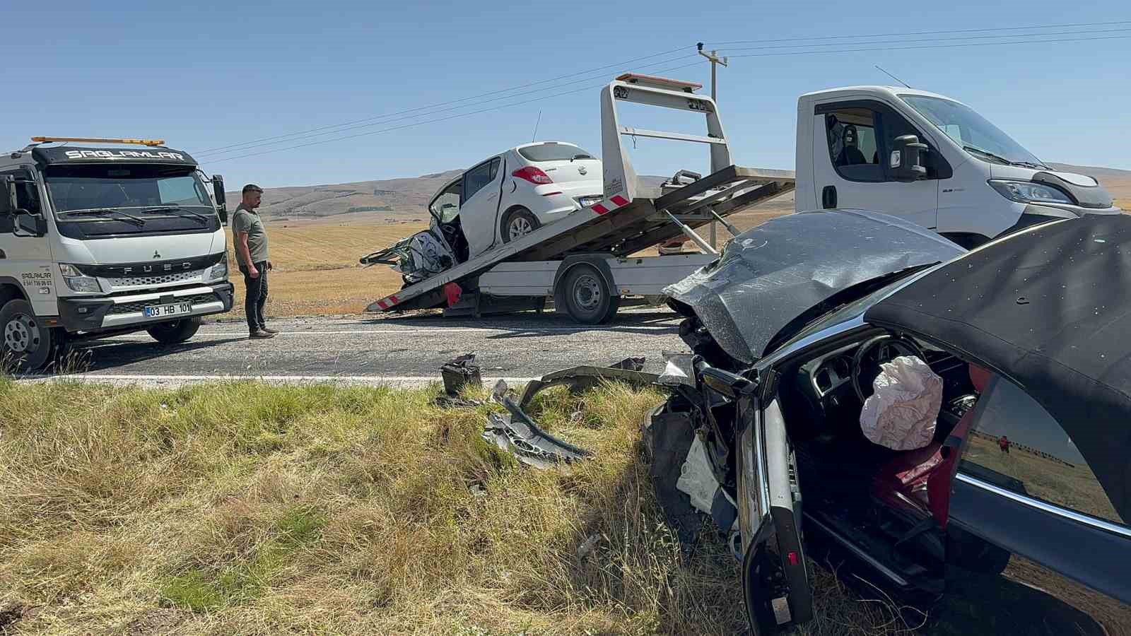 Afyonkarahisar’da 3 aracın karıştığı trafik kazasında 1 kişi öldü, 4