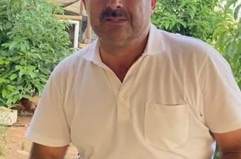 Antalya’da yaşayan Mustafa Uysal, bahçesindeki tavuklara zarar vermemesi için her