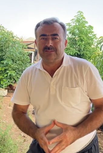 Antalya’da yaşayan Mustafa Uysal, bahçesindeki tavuklara zarar vermemesi için her